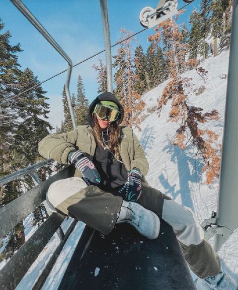 Snowboard Girl Aesthetic, Snowboard Pictures, Snowboarding Pics, Snowboard Aesthetic, Snowboarding Pictures, Snowboarding Aesthetic, Snowboarding Photography, Ski Trip Outfit, Ski Pics