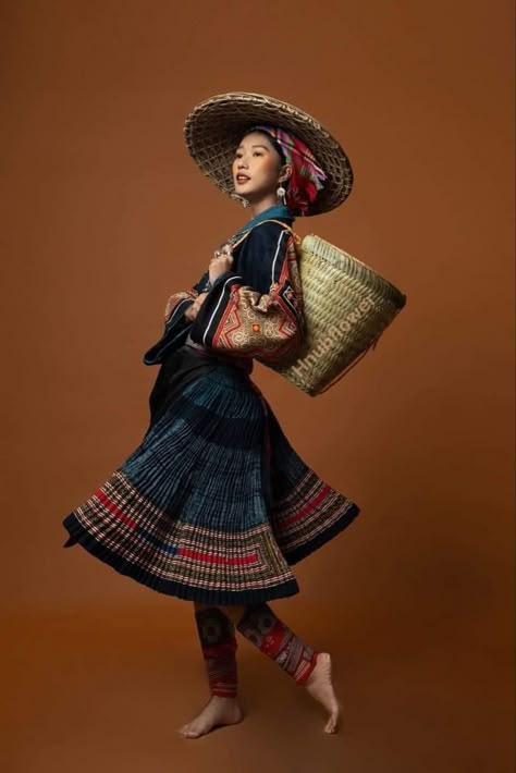 Boho Hippie Fashion, Hmong Fashion, Dragon 2024, Traditional Asian Dress, Hmong Clothes, Ethno Style, Fashion Modeling, Hippie Fashion, Mode Costume