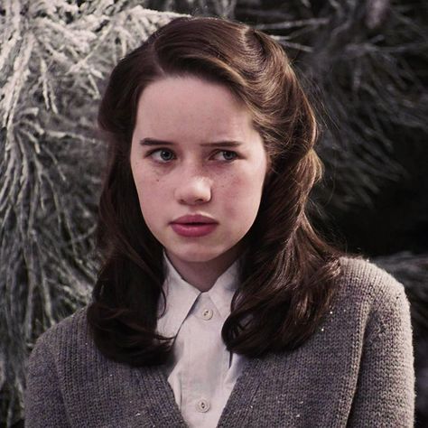 Narnia Costumes, Dark Fantasy Book, Dragon Heartstring, Susan Pevensie, Anna Popplewell, Dragon Age Characters, Platonic Relationship, Actress Hairstyles, Chronicles Of Narnia