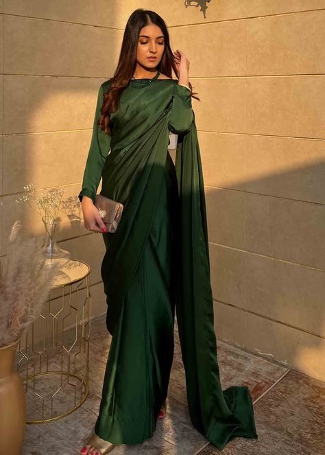 Emerald Green Indian Suit, Pakistani Silk Saree, Plain Silk Saree Pakistani, Emerald Green Saree Silk, Emerald Green Pakistani Dress, Green Sari Look, Light Green Saree Look, Emerald Green Indian Outfit, Emerald Green Dress Outfit Wedding