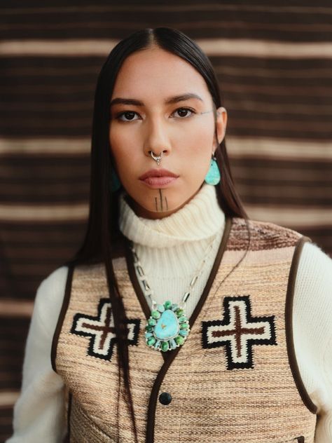 Navajo Weaver, Navajo Textiles, Navajo Weaving, Artist In Residence, Native American Jewelry Navajo, Native American Artwork, Navajo Style, Navajo Nation, Polo Women