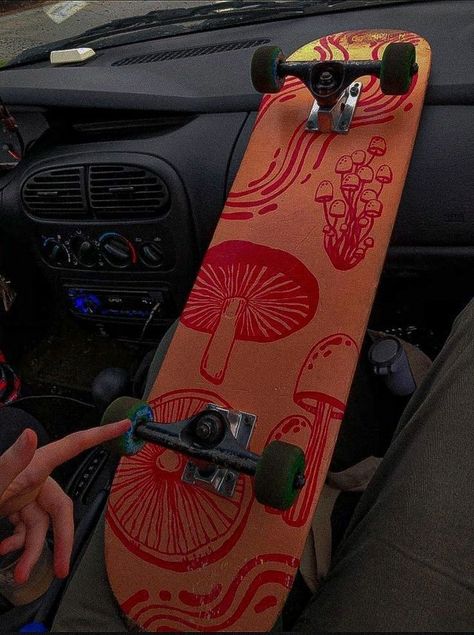 Skateboard Design Aesthetic Vintage, Things To Paint On A Skateboard, Painted Skateboard Aesthetic Grunge, Cool Skateboards Designs Aesthetic, Skate Bord Design Ideas, Cool Skateboard Decks Design, Painting My Skateboard, Grunge Skateboard Design, Skater Paintings