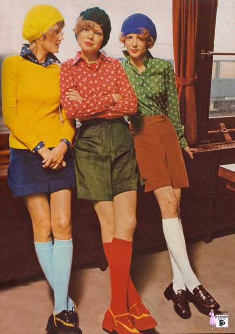 Groovy 70's -Colorful photoshoots of the 1970s Fashion and Style Trends - The Vintage News Late 50s Fashion, 70s Modern Fashion, Modern 70s Fashion, 1972 Fashion, Colorful Photoshoot, Decades Fashion, Style Année 70, Mode Retro, Mode Editorials