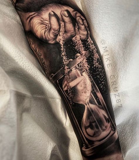 Pocket Watch Tattoo Design, Tatuaje Trash Polka, Watch Tattoo Design, Mangas Tattoo, Realistisches Tattoo, Hourglass Tattoo, Cool Arm Tattoos, Forarm Tattoos, Tato Lengan