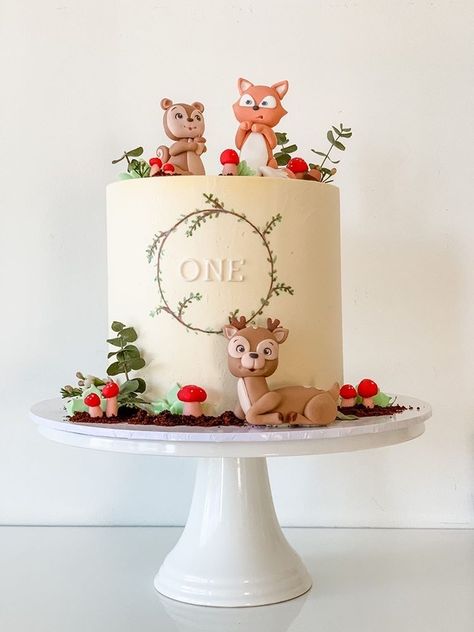 15 Adorable First Birthday Cake Ideas That You Will Love - Find Your Cake Inspiration 1st Birthday Cake Woodland, Woodland First Birthday Cake, Woodland Cake Birthday, Woodland Animal Cake, First Birthday Cake Ideas, Cake Ideas For Boys, Woodland Birthday Cake, Sesame Street Birthday Cakes, Kids Birthday Food