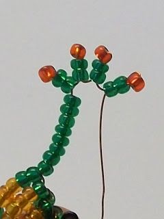 Free detailed tutorial with step by step photos on how to make a frog out of seed beads and wire in the technique of 3D beading. Great for beginners! Beaded Frog Tutorial, Seed Bead Frog, Bead Frog, Frog Bracelet, Beaded Animals Tutorial, Pony Bead Animals, 3d Beading, Seed Bead Tutorials, Stitch Bracelet