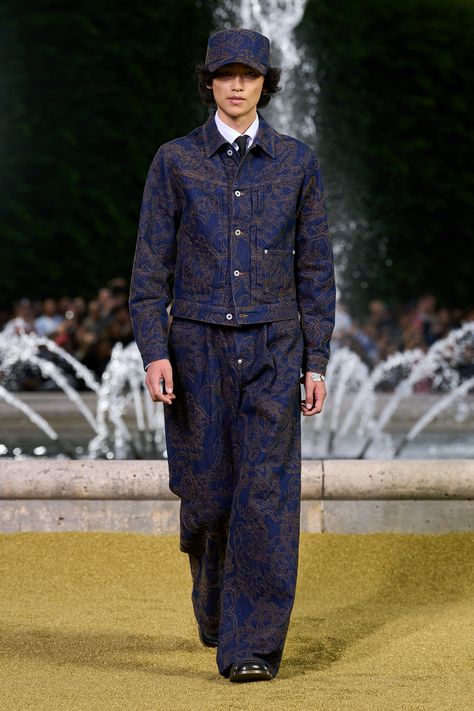 Kenzo Spring 2025 Menswear
https://www.vogue.com/fashion-shows/spring-2025-menswear/kenzo/slideshow/collection#25 Paris Fashion Week Men, Menswear Runway, Concept Clothing, Archive Fashion, Moda Jeans, Male Fashion Trends, Mini Robes, Uk Fashion, Mens Street Style