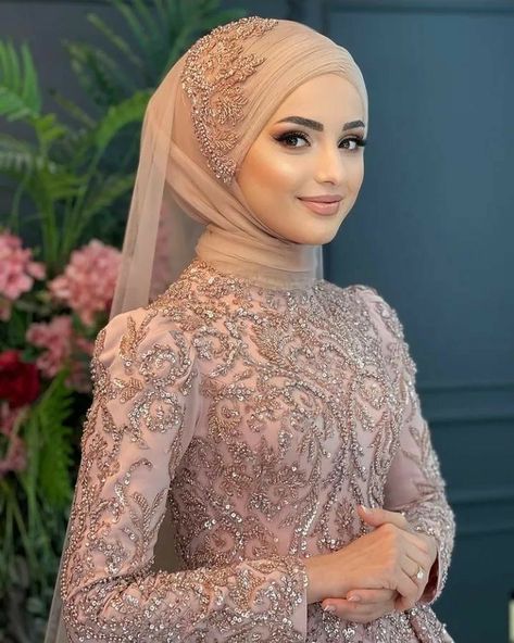 Bridal Headpieces Hijab, Bride Hijab Style, Headpiece Hijab, Turkish Wedding Dress, Classy Wedding Guest Dresses, Turkish Bride, Wedding Hijab Styles, Bridal Hijab Styles, Hijab Stile