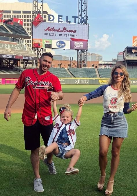 Baseball Wife Outfit, Baseball Family Quotes, Mlb Wife Aesthetic, Baseball Wife, Baseball Boyfriend, Nfl Wives, Baseball Couples, Braves Game, Footballers Wives