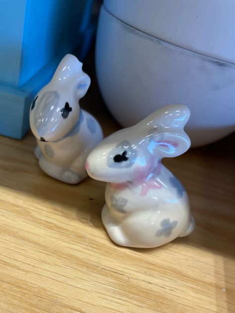 Bunny Ceramic Painting, Ceramic Bunny Painted, Ceramic Bunny Painting Ideas, Color Me Mine Ideas Mugs, Pottery Hand Building, Ceramic Art Ideas Creative, Painting Ideas Pottery, Color Me Mine Ideas Inspiration, Ceramic Art Ideas