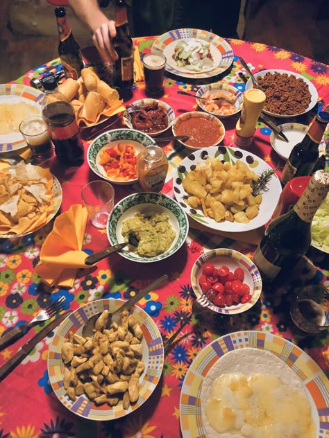 Mexican dinner 🇲🇽 Mexican Family Dinner, Mexican Party Aesthetic, Mexican Aesthetic, Mexican Night, Mexican Traditions, Mexican Dinner, Mexican Party, Night Aesthetic, Live Stream