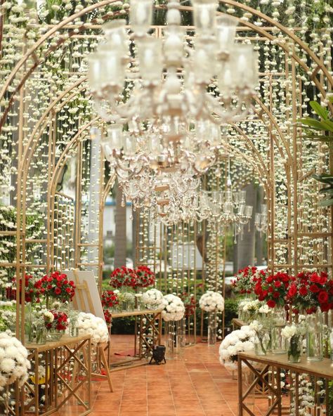 Indian Wedding Ballroom Decor, Wedding Pathway Decor Indoor, Bangladeshi Wedding Decoration, Wedding Foyer Decoration Entrance, Mughal Wedding Decor, Tamil Wedding Decor, Tamil Wedding Decoration, Punjabi Reception, Royal Indian Wedding Decor