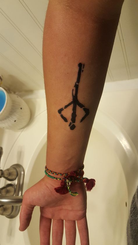 My first tattoo and it was the mark of the hunter from Bloodborne Hunters Mark Tattoo, Bloodborne Tattoo Design, Bloodborne Tattoo Ideas, Bloodborne Hunters Mark, Soulsborne Tattoo, Hunters Mark, Bloodborne Tattoo, Bioshock Tattoo, Dark Souls Tattoo