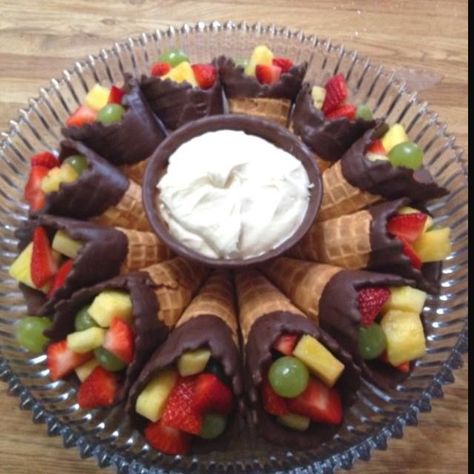 Family Cookout Ideas Food, Fruit Cones, Food Appetizers, Veggie Tray, Läcker Mat, Deilig Mat, Snacks Für Party, Puddings, Fruit Desserts