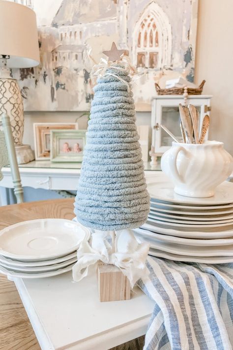 Yarn Wrapped Cone Trees, Diy Craft Christmas Trees, Styrofoam Christmas Tree Ideas With Yarn, Diy Yarn Christmas Tree Decorations, Diy Cloth Christmas Trees, White Yarn Christmas Tree, How To Make Small Christmas Trees, Yarn Wrapped Christmas Tree Diy, Yarn Christmas Tree Craft