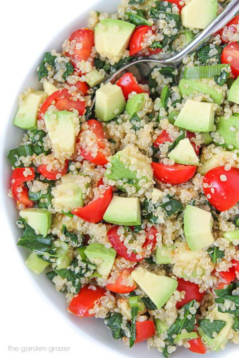 Quinoa Avocado Spinach Power Salad (Easy) - The Garden Grazer Quinoa Avocado Salad, Vegan Quinoa Recipes, Quinoa Salad Recipes Easy, Garden Grazer, Salad With Quinoa, Clean Eating Diet Plan, Quinoa Spinach, White Quinoa, Power Salad