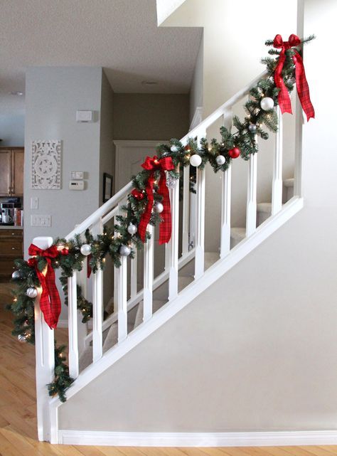 Christmas Stairs Decorations, Christmas Staircase Decor, Christmas Stairs, Christmas Staircase, Diy Christmas Garland, Homemade Christmas Decorations, Gold Christmas Decorations, Christmas Deco, Homemade Christmas