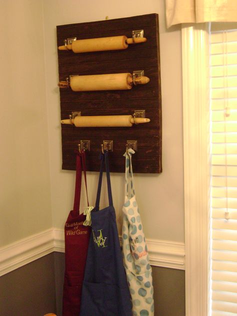 Rolling Pin *and Apron display on bead board (with added wood backing for depth) using hooks from Home Depot; displayed on kitchen wall Apron Wall Display, Oven Mitt Storage Ideas, Apron Display, Apron Storage, Kitchen Wall Display, Wall Display Ideas, Rolling Pin Display, Rolling Pin Holder, Display Hooks