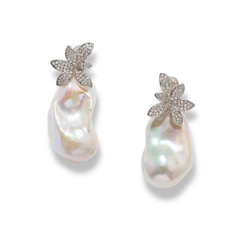 Size Matters – Baroques Are Statement Makers Bold Pearls collections are made with extra large baroque pearls. Bold pearls make a strong statement and give a bold and dynamic look. These are real freshwater pearls, often irregular in shape, no two freshwater pearls are identical. All this adds to the beauty and individuality of each piece, making it completely unique - just like you. Get your BOLD and BEAUTIFUL bling on with these gorgeous beauties! White Freshwater Baroque Pearl Earrings Sterli Button Pearl Earrings, Pearl Cluster Ring, Pearl Earring Set, Pearls Jewelry, Pearl Bangle, Size Matters, Opal Ring Gold, Baroque Pearl Earrings, Gold Pearl Necklace