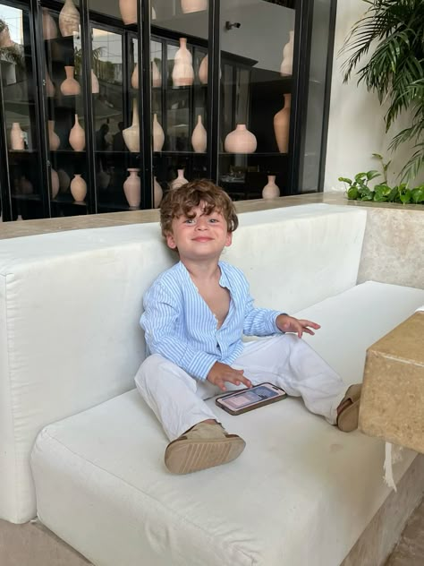 Curly Haired Baby Boy, Man With Baby Aesthetic, Cute Baby Boys Pics, Old Money Baby Girl Outfits, Boy Mum Aesthetic, Kids Aesthetic Boy, Little Kid Aesthetic, Child Actors Boy, Mom And Baby Boy Aesthetic