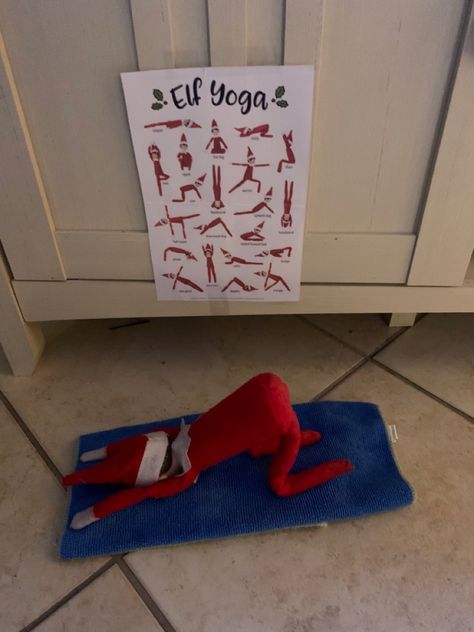 Elf Yoga, Elf Ideas Easy Funny, Elf On Shelf Funny, Elf Classroom, Elf Ideas Easy, Napkin Folding Ideas, Simple Thanksgiving Table, Thanksgiving Aesthetic, Funny Elf On The Shelf