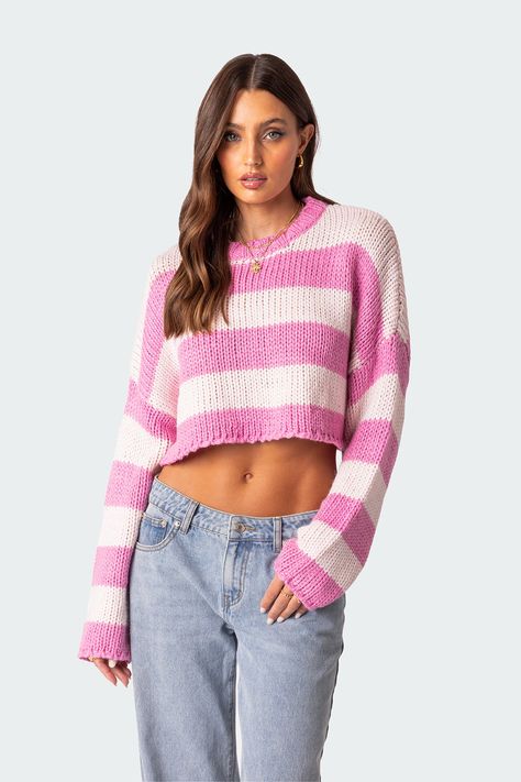 PRODUCT INFO Knitted Sweater Cropped fit Acrilan Model wears size XS/S Model height is 5'9 Item care: Hand wash Pink Crop Sweatshirt Outfit, Cropped Knitted Sweater, Sweater Cropped, Winter Mood, Mode Zara, Prom 2024, College Fits, Cropped Pullover, Sweater Crop