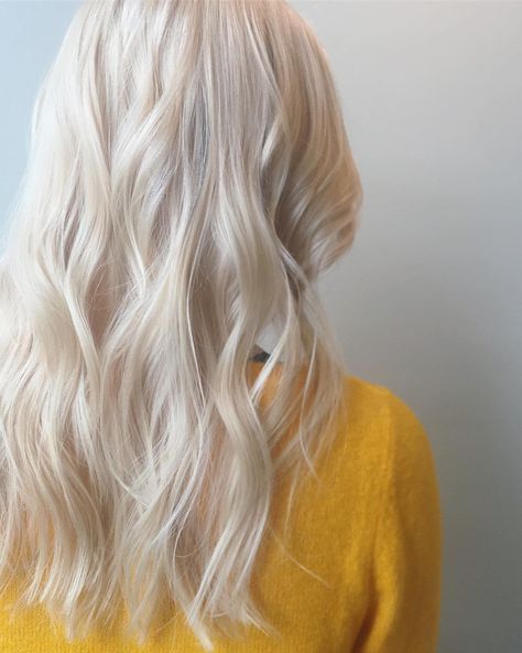 This curly long platinum snow white gold hair color with blonde highlights is brightening our day. Aveda Artist @nydia.bianca lifted this natural level 8 to a beautiful 10. Click for more on Aveda color. #avedacolor #whitehaircolor #platinumblondehair White Gold Hair Color, Level 10 Blonde Hair, Natural White Blonde Hair, Level 10 Hair Color, Platinum Blonde Hair Natural, Blonde Levels, Long White Blonde Hair, Levels Of Blonde, Natural Platinum Blonde Hair