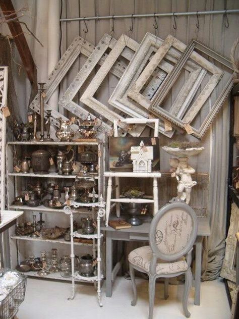 Staging with picture frames. Flea Market Displays, Antique Store Displays, Flea Market Booth, Antique Mall Booth, Antique Booth Displays, Antique Booth Ideas, Store Concept, Booth Decor, Photo Deco