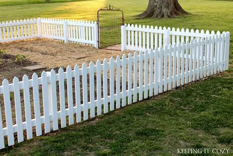 White Picket Fence Garden, White Garden Fence, Cheap Garden Fencing, Picket Fence Garden, Small Garden Fence, Fenced Vegetable Garden, Small Front Gardens, Fencing Ideas, Cheap Fence