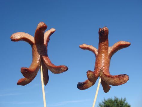 Spider Dogs - a kid-cool way to grill hot dogs Spider Dogs, Hot Dog Spiders, Grill Hot Dogs, Campfire Snacks, Creative Treats, Spider Dog, Campfire Party, Grilling Hot Dogs, Camping Snacks