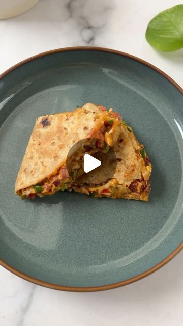 Neha 🥢 Food blogger on Instagram: "10 minute wrap for dinner tonight ✨  Whenever someone asks for easy dinner idea.. I always recommend making this quick 10 min rajma paneer quesadilla!!  To make this you need some leftover boiled rajma, it can be replaced with chickpeas, lobia or whatever you have. Then add other ingredients mixed with homemade tandoori sauce (comment if you want the recipe). Spread this mix on roti and toast it in a pan till crisp 🙌  Recipe 📌 in comments..  Follow for more such easy recipes! . . . #culinarychaser #dinnerrecipes #easymeals #healthylunchideas  [Quesadilla, Rajma paneer wrap, culinarychaser, high protein, weight loss recipe, easy and healthy dinner recipe, quick recipe, vegetarian recipes]" Roti Wrap Recipe, Paneer Wrap Recipes, Quesadilla Recipes Vegetarian, Paneer Wrap, Tandoori Sauce, Rajma Recipe, Leftover Food, Lunch Options, Budget Family Meals