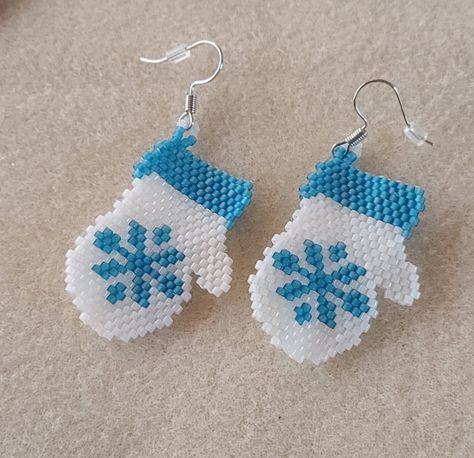 Indigenous Beading, Xmas Beads, Beaded Snowflake, Diy Seed Bead Earrings, Seed Bead Crafts, Holiday Beading, Winter Earrings, Beaded Snowflakes, Miyuki Delica Beads