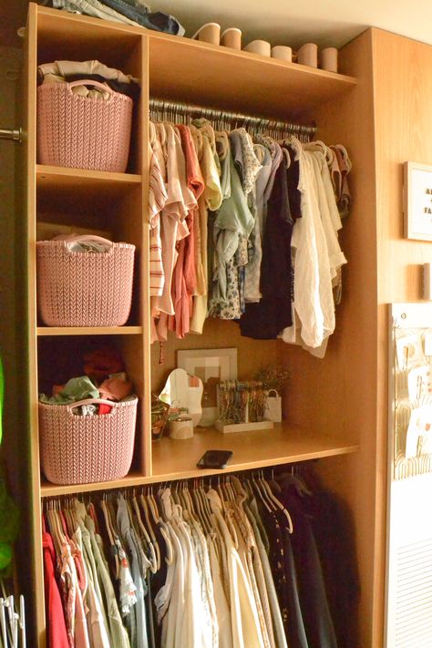 Dorm Room Ideas Closet, Aesthetic Dorm Storage, College Dorm Wardrobe, Organizing Ideas For Dorm Rooms, Dorm Clothing Organization, College Storage Ideas Room Organization, Utampa Dorm Room, College Desk Organization Dorm, Dorm Clothes Organization