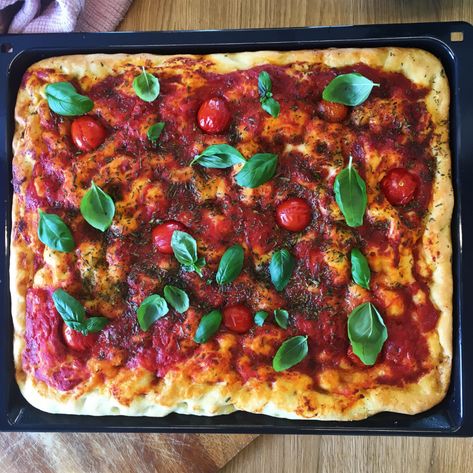 Before I start cooking I always prepare all the ingredients I need, this is called mise en place! 👩🏼🍳 Foccacia Recipe, Easy Chocolate Pudding, Vegan Chocolate Truffles, Vegan Chocolate Pudding, Tomato Quiche, Vegetable Pie, Focaccia Recipe, Salted Caramel Sauce, Snacks Für Party