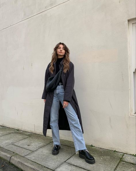 Chelsea Boots Jeans Woman, Jeans Chelsea Boots Outfit, Chloe Hayward Outfits, Doc Martens Outfit Jeans, Dr Martens Outfit Winter, Loafers Outfit Winter, Cute All Black Outfits, Chelsea Boot Outfit, Doc Boots