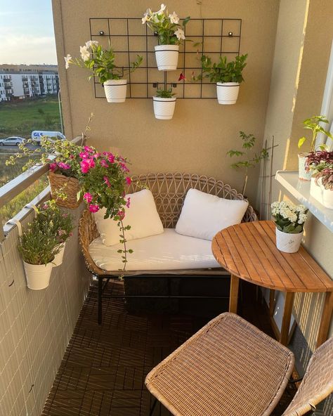 Apartment Porch, Small Apartment Balcony Ideas, Balkon Decor, Balkon Design, Small Balcony Design, Apartment Patio Decor, Apartment Patio, Small Balcony Decor, Small Outdoor Spaces