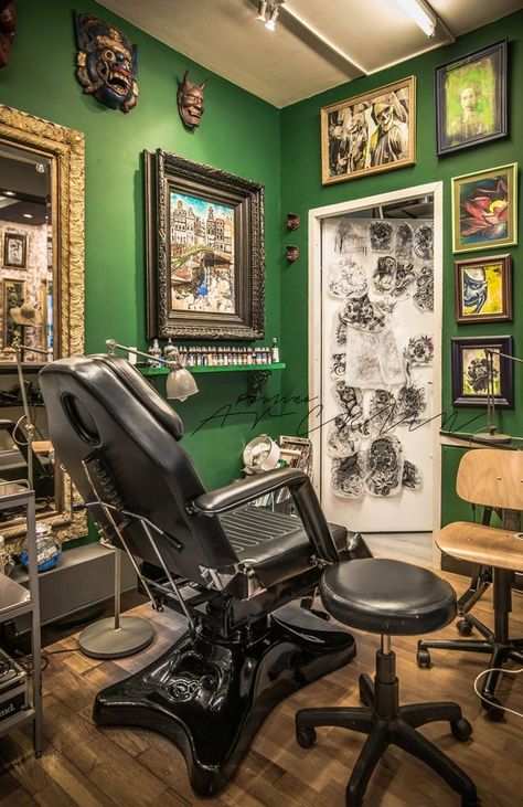 Design tattoo studio Tattoo Shop Interior, Tattoo Shop Decor, Tattoo Studio Interior, Basketball Tattoos, Tattoo Studio Design, Tattoo Station, Green Tattoos, Tattoo Salon, Studio Tattoo