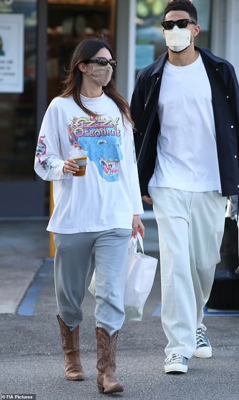 Kendall Jenner and boyfriend Devin Booker make a quick market pitstop in Bel Air | Daily Mail Online Kendall Jenner Boyfriend, Bel Air California, Kendall Jenner Dress, Estilo Madison Beer, Couple Fits, Devin Booker, Kendall Jenner Outfits, Jenner Style, Phoenix Suns