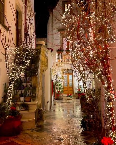 Rome Christmas Aesthetic, Northern Italy Winter, Italy At Christmas, Italian Christmas Decorations, Winter In Italy, Christmas Italy, December Decor, Christmas In Rome, A December To Remember