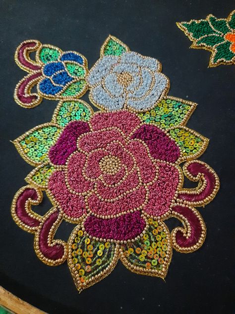 Zardozi French Knot Design, Aari French Knot Designs, Flower Motif Design Aari Work, Zardosi French Knot Design, French Knot Aari Work Design, Aari Drawing, Butterfly Quilt Pattern, Thick Embroidery, Peacock Embroidery Designs