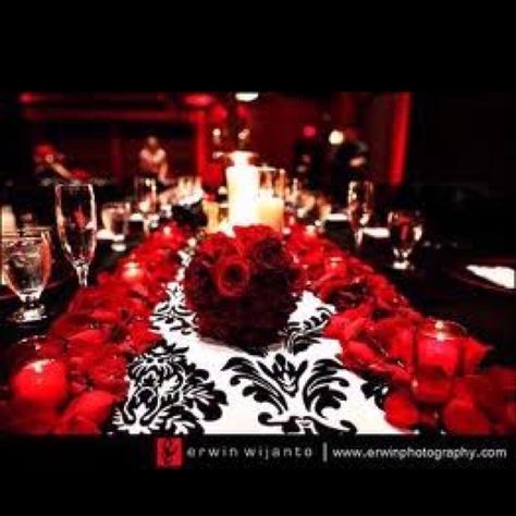 Red Wedding Theme, Damask Wedding, White Damask, Theme Halloween, Wedding Table Settings, Gothic Wedding, Phantom Of The Opera, Red Wedding, The Opera