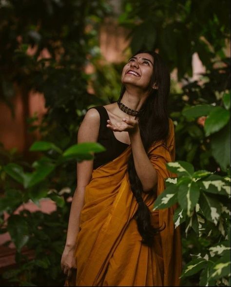 Vintage Indian Saree Aesthetic, Traditional Saree Photo Poses, Vintage Saree Aesthetic, Women In Saree Aesthetic, Saree Vintage Photoshoot, Indian Clothing Photography, Indian Women Aesthetic Outfits, Woman In Saree Photography, Indian Saree Photoshoot