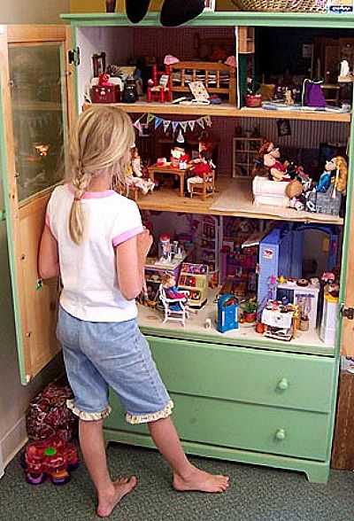 Dresser Dollhouse- If you have an old dresser, it could be turned into something new, useful, and beautiful! For inspiration, check out these 12 clever ways to repurpose an old dresser! | DIY furniture makeover, upcycle a dresser, #repurpose #upcycle #furniture #DIYProject #ACultivatedNest Repurposed Dresser Ideas, Large Dolls House, Dresser Ideas, Repurposed Dresser, Modern Dollhouse Furniture, Diy Barbie Furniture, Idea Room, Modern Dollhouse, Best Kids Toys