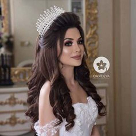 We bring you an easy trending bridal hairstyle for long hair to make you look chic. We have been following the exquisite of hair extensions. Hair Design For Wedding, Wedding Hairstyles With Crown, Wedding Bun Hairstyles, Engagement Hairstyles, Bridal Hairdo, Bridal Hair Buns, Bridal Hair Inspiration, Elegant Wedding Hair, Hair Buns