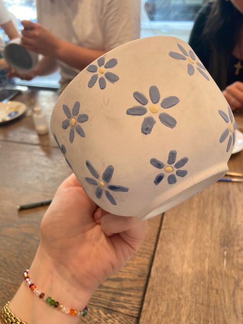 Drawing On Vase Ideas, Mug Diy Painted, Aesthetic Bowl Painting, Easy Paint Your Own Pottery Ideas Plates, Simple Mug Painting, Cute Cermanics Ideas, Cute Mug Painting Ideas Aesthetic, Ceramic Mug Painting Ideas Diy, Ceramic Painting Ideas Mugs Simple