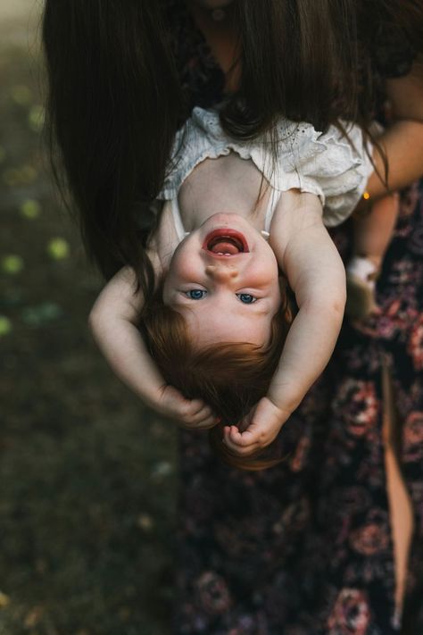 She is so cute! Toddlers Pictures Cute, Two Under Two Photography, Mom And One Year Old Photography, Toddler And Mom Photography, Mom Toddler Photoshoot, Mommy And Toddler Photo Shoot, Mom Dad And Toddler Photoshoot, Toddler Photoshoot Ideas Indoor, Mom And Toddler Photoshoot