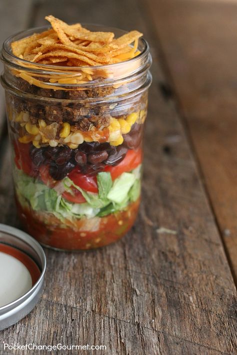 Taco Salad in a Jar Taco Salad In A Jar, Mason Jar Lunch, Taco Salat, Salad Jar Recipe, Mason Jar Salad Recipes, Resep Salad, Mason Jar Salad, Mason Jar Meals, Lunch Recipe