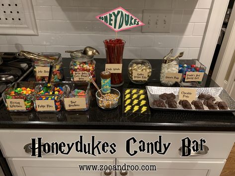 Harry Potter Graduation, Harry Potter Bachelorette Party, Honeydukes Candy, Harry Potter Snacks, Harry Potter Parties Food, Harry Potter Candy, Harry Potter Movie Night, Harry Potter Marathon, Harry Potter Theme Birthday