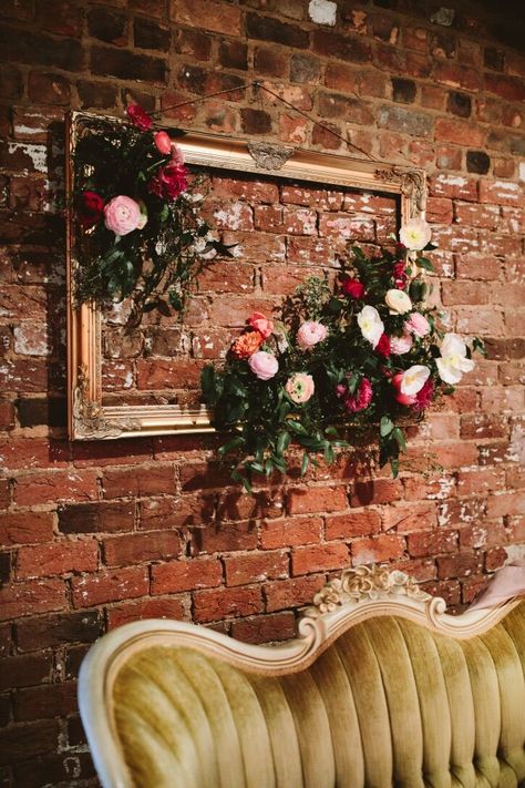 Industrial Wedding Flowers, Brick Wall Decor, Wedding Wall Decorations, Vintage Ideas, Wedding Wall, Wedding Picture Frames, Vintage Wedding Decorations, Antique Wedding, Vintage Inspired Wedding