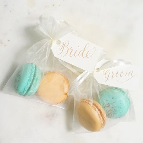 Personalised Macaron Wedding Favours Macaron Wedding Favours, Macaroon Wedding Favors, Macaron Wedding, Wedding Macarons, Wedding Name Tags, Geode Wedding, Edible Favors, Favour Bags, Cadeau Parents